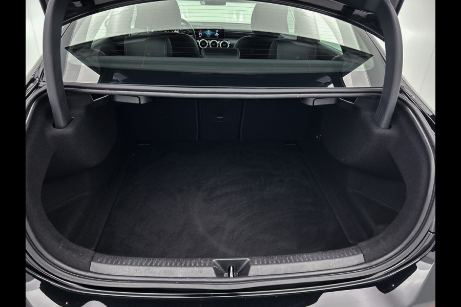 Mercedes-Benz A-Klasse 180 Advantage | Lichtmetalen velgen | Wide screen | Navigatie | Parking support met Camera achter | Inclusief 24 maanden Mercedes-Benz Certified garantie voor Europa.