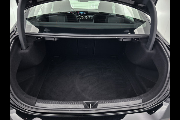 Mercedes-Benz A-Klasse 180 Advantage | Lichtmetalen velgen | Wide screen | Navigatie | Parking support met Camera achter | Inclusief 24 maanden Mercedes-Benz Certified garantie voor Europa.