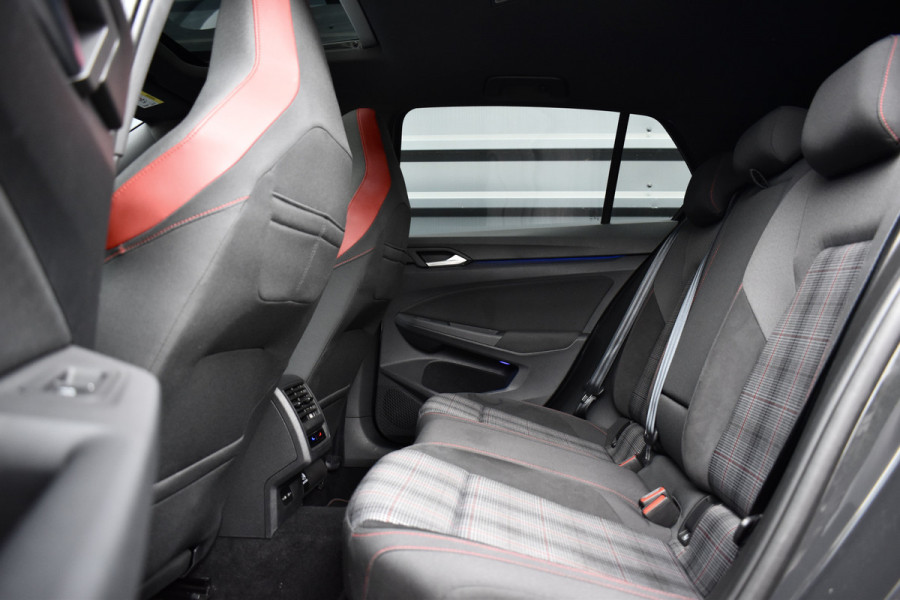 Volkswagen Golf 2.0 TSI GTI | Panoramadak | ACC | Matrix-LED | Stoel + Stuurverwarming | CarPlay |