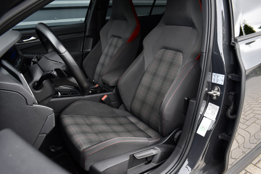 Volkswagen Golf 2.0 TSI GTI | Panoramadak | ACC | Matrix-LED | Stoel + Stuurverwarming | CarPlay |