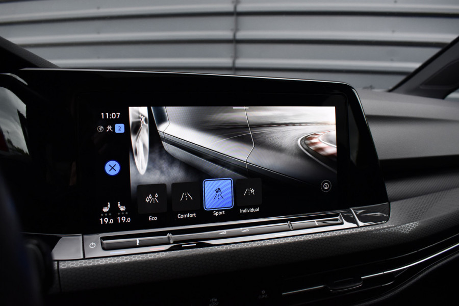 Volkswagen Golf 2.0 TSI GTI | Panoramadak | ACC | Matrix-LED | Stoel + Stuurverwarming | CarPlay |
