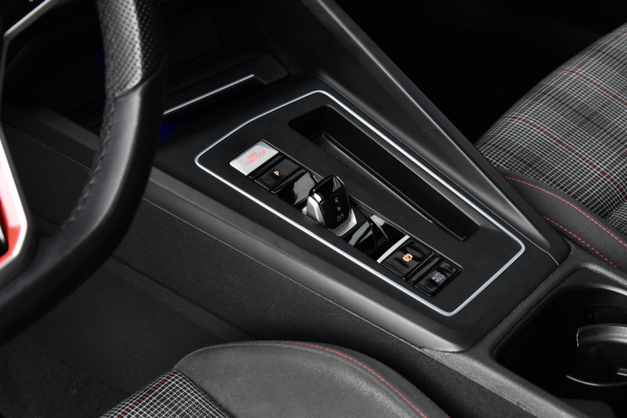 Volkswagen Golf 2.0 TSI GTI | Panoramadak | ACC | Matrix-LED | Stoel + Stuurverwarming | CarPlay |