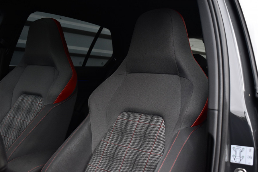 Volkswagen Golf 2.0 TSI GTI | Panoramadak | ACC | Matrix-LED | Stoel + Stuurverwarming | CarPlay |