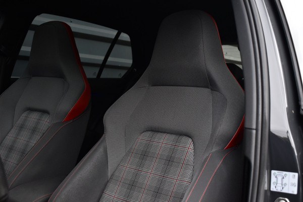 Volkswagen Golf 2.0 TSI GTI | Panoramadak | ACC | Matrix-LED | Stoel + Stuurverwarming | CarPlay |