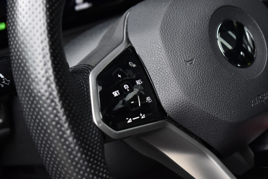 Volkswagen Golf 2.0 TSI GTI | Panoramadak | ACC | Matrix-LED | Stoel + Stuurverwarming | CarPlay |
