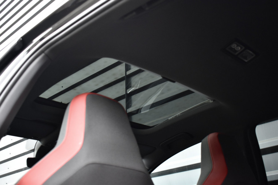 Volkswagen Golf 2.0 TSI GTI | Panoramadak | ACC | Matrix-LED | Stoel + Stuurverwarming | CarPlay |