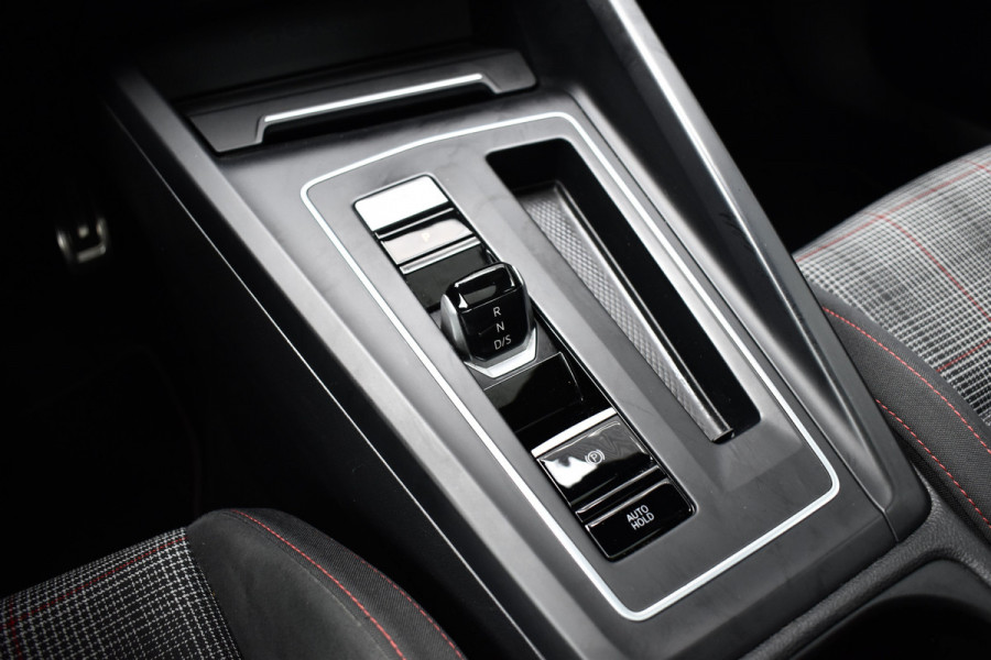 Volkswagen Golf 2.0 TSI GTI | Panoramadak | ACC | Matrix-LED | Stoel + Stuurverwarming | CarPlay |