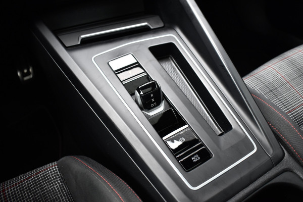 Volkswagen Golf 2.0 TSI GTI | Panoramadak | ACC | Matrix-LED | Stoel + Stuurverwarming | CarPlay |