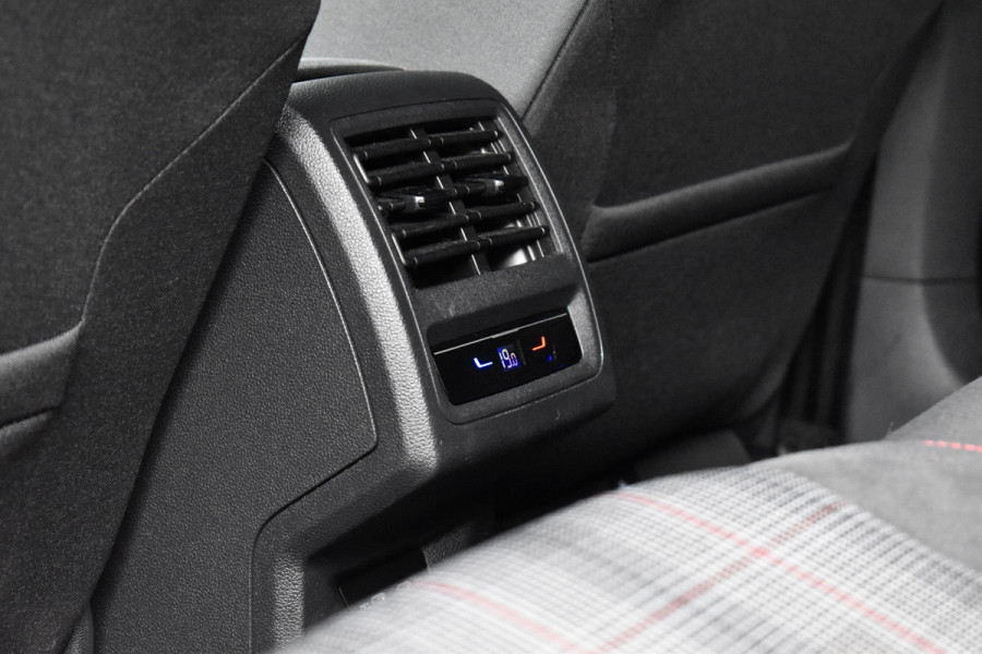 Volkswagen Golf 2.0 TSI GTI | Panoramadak | ACC | Matrix-LED | Stoel + Stuurverwarming | CarPlay |