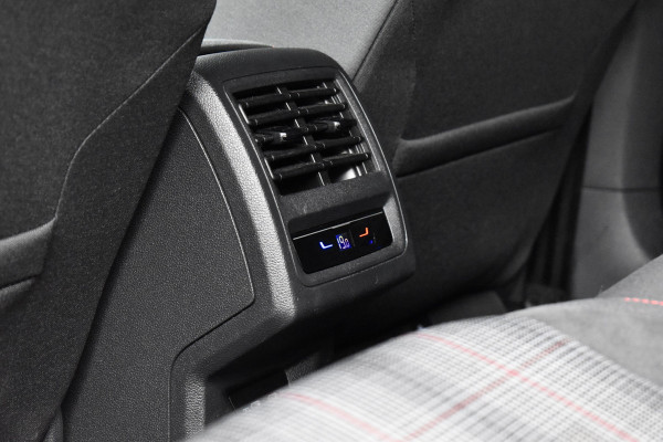 Volkswagen Golf 2.0 TSI GTI | Panoramadak | ACC | Matrix-LED | Stoel + Stuurverwarming | CarPlay |