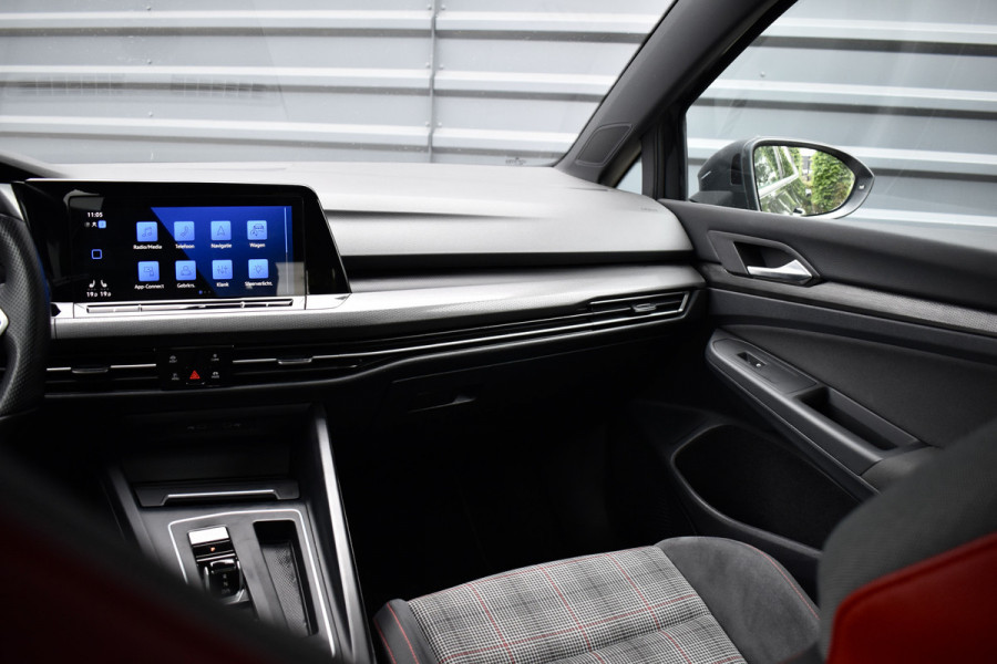 Volkswagen Golf 2.0 TSI GTI | Panoramadak | ACC | Matrix-LED | Stoel + Stuurverwarming | CarPlay |