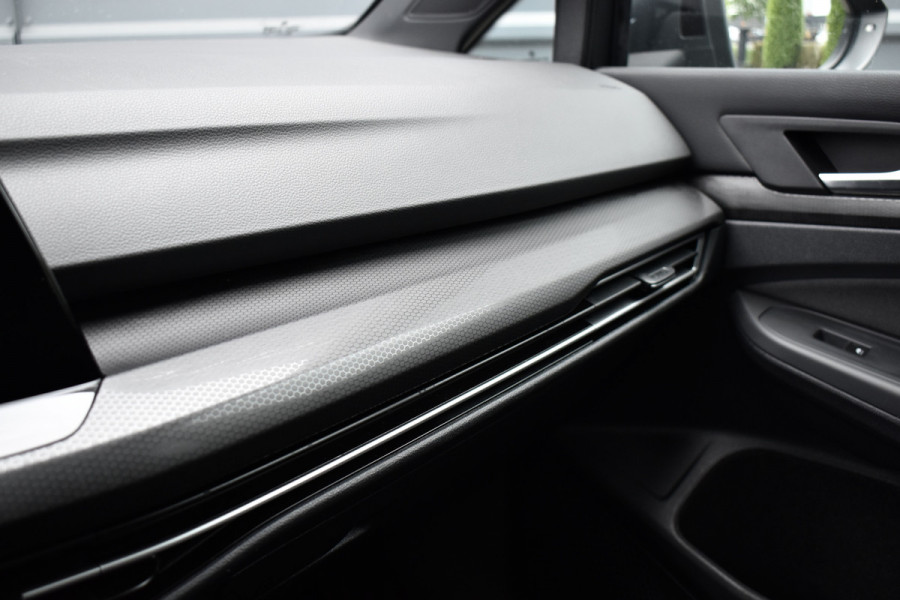 Volkswagen Golf 2.0 TSI GTI | Panoramadak | ACC | Matrix-LED | Stoel + Stuurverwarming | CarPlay |