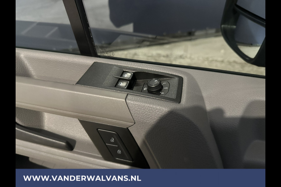 Volkswagen Crafter 2.0 TDI 141pk L3H2 (Oude L2H1) Euro6 Airco | Camera | Apple Carplay | 3000kg Trekhaak | Cruisecontrol Android Auto, Parkeersensoren, Bijrijdersbank