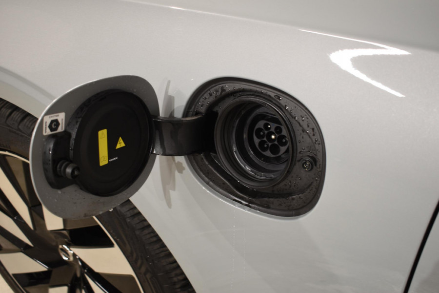 Volvo V90 T6 350PK Automaat Plug-in hybrid AWD Ultra Dark / Panoramadak / 360 camera / Head-up display / Trekhaak