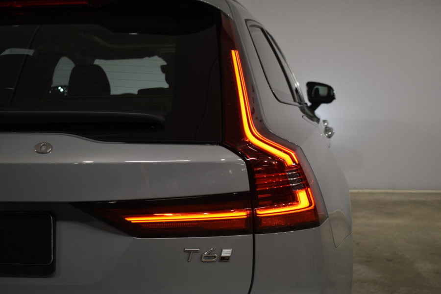 Volvo V90 T6 350PK Automaat Plug-in hybrid AWD Ultra Dark / Panoramadak / 360 camera / Head-up display / Trekhaak