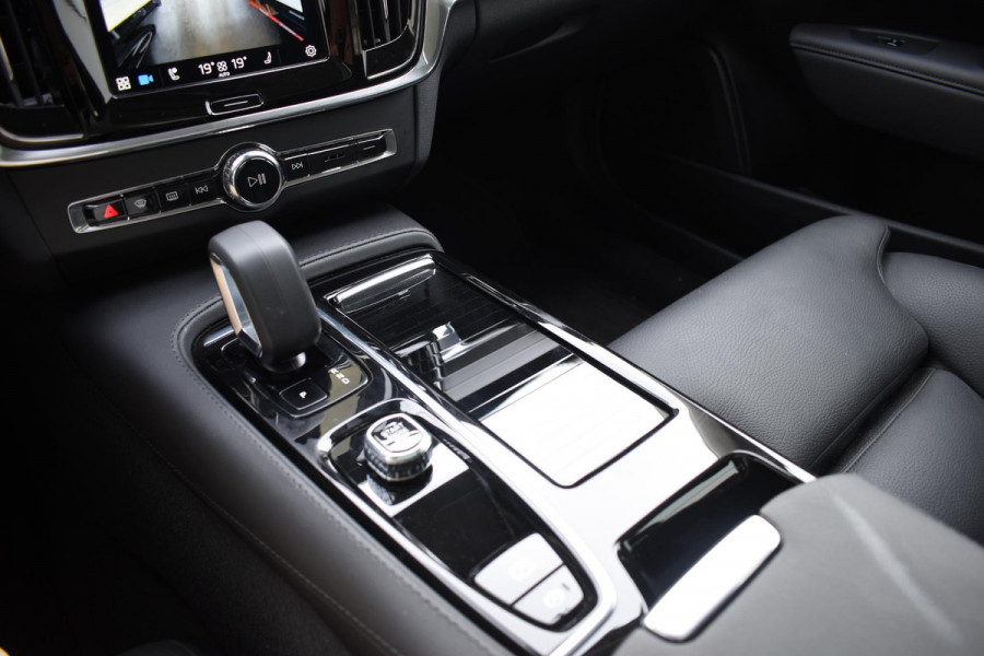 Volvo V90 T6 350PK Automaat Plug-in hybrid AWD Ultra Dark / Panoramadak / 360 camera / Head-up display / Trekhaak