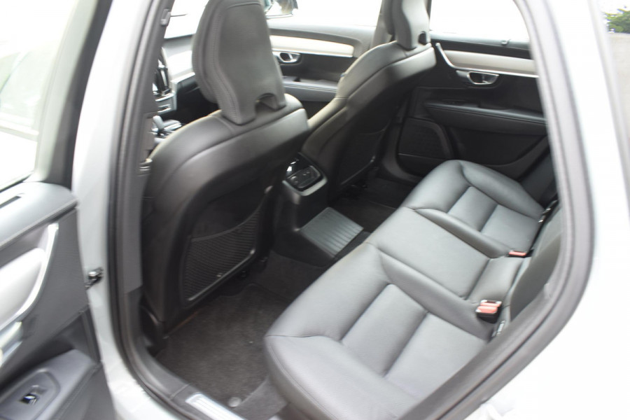 Volvo V90 T6 350PK Automaat Plug-in hybrid AWD Ultra Dark / Panoramadak / 360 camera / Head-up display / Trekhaak