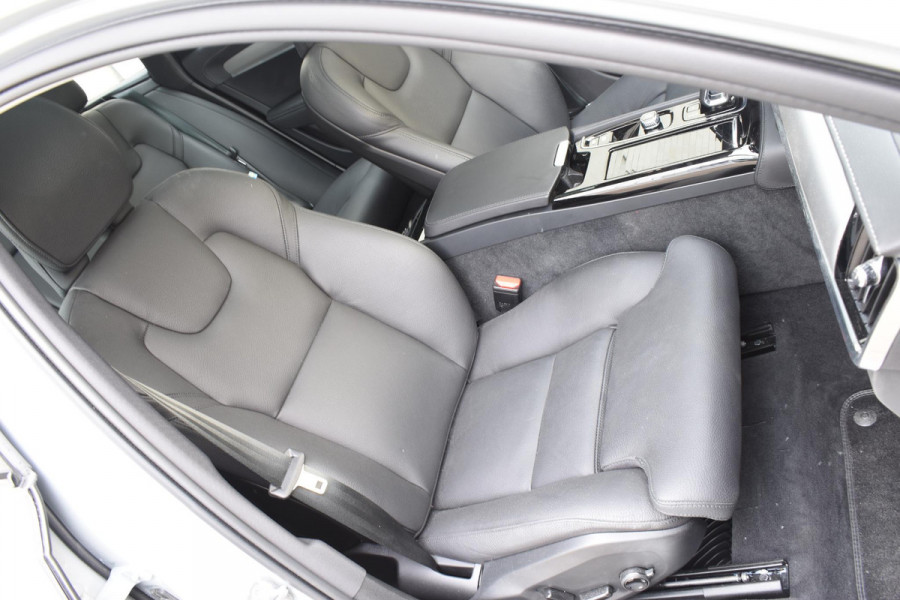 Volvo V90 T6 350PK Automaat Plug-in hybrid AWD Ultra Dark / Panoramadak / 360 camera / Head-up display / Trekhaak