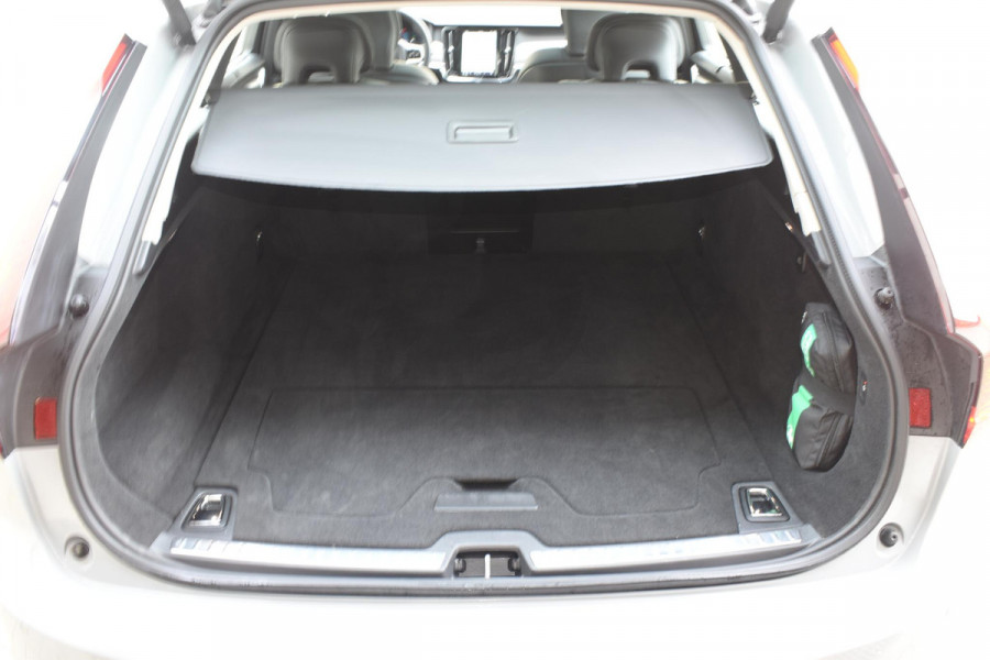 Volvo V90 T6 350PK Automaat Plug-in hybrid AWD Ultra Dark / Panoramadak / 360 camera / Head-up display / Trekhaak
