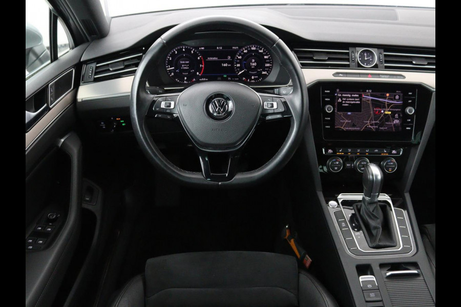 Volkswagen Passat 1.4 TSI R Line | 1e eigenaar | Trekhaak | Stoelverwarming | Carplay | Leder/Alcantara | Navigatie | Full LED | Adaptive cruise | Parkeerhulp | Climate control