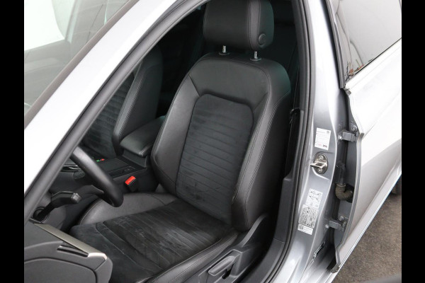 Volkswagen Passat 1.4 TSI R Line | 1e eigenaar | Trekhaak | Stoelverwarming | Carplay | Leder/Alcantara | Navigatie | Full LED | Adaptive cruise | Parkeerhulp | Climate control