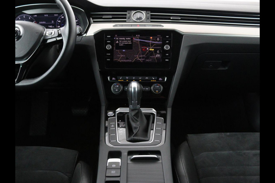 Volkswagen Passat 1.4 TSI R Line | 1e eigenaar | Trekhaak | Stoelverwarming | Carplay | Leder/Alcantara | Navigatie | Full LED | Adaptive cruise | Parkeerhulp | Climate control