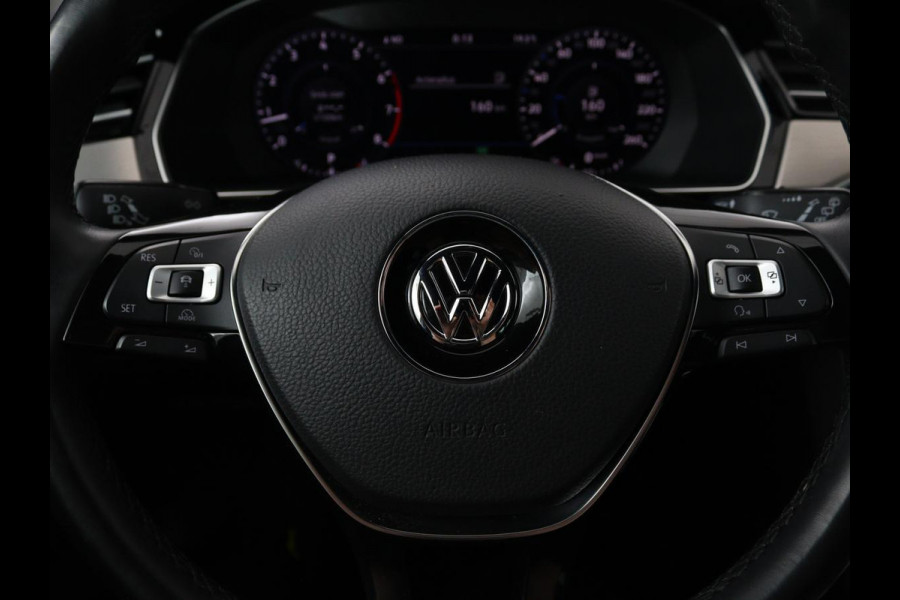Volkswagen Passat 1.4 TSI R Line | 1e eigenaar | Trekhaak | Stoelverwarming | Carplay | Leder/Alcantara | Navigatie | Full LED | Adaptive cruise | Parkeerhulp | Climate control