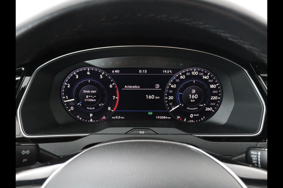 Volkswagen Passat 1.4 TSI R Line | 1e eigenaar | Trekhaak | Stoelverwarming | Carplay | Leder/Alcantara | Navigatie | Full LED | Adaptive cruise | Parkeerhulp | Climate control