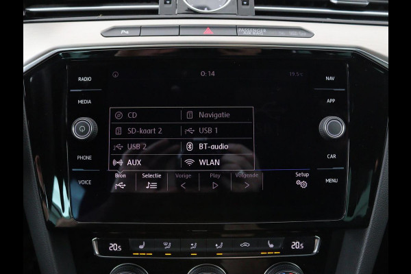 Volkswagen Passat 1.4 TSI R Line | 1e eigenaar | Trekhaak | Stoelverwarming | Carplay | Leder/Alcantara | Navigatie | Full LED | Adaptive cruise | Parkeerhulp | Climate control