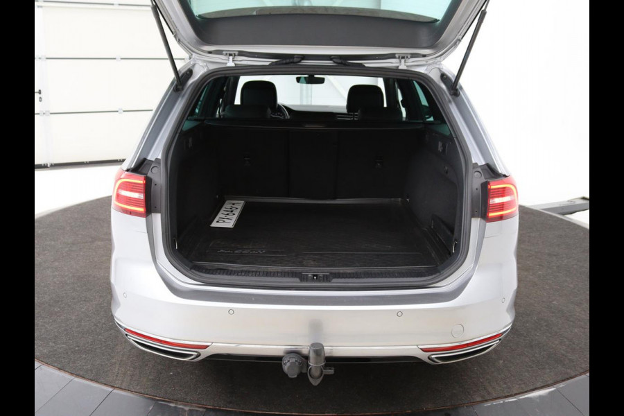 Volkswagen Passat 1.4 TSI R Line | 1e eigenaar | Trekhaak | Stoelverwarming | Carplay | Leder/Alcantara | Navigatie | Full LED | Adaptive cruise | Parkeerhulp | Climate control