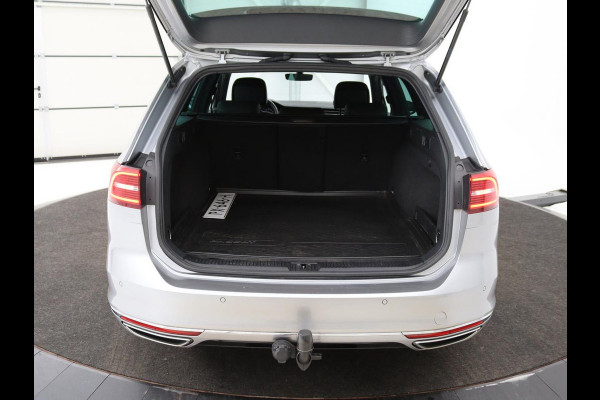 Volkswagen Passat 1.4 TSI R Line | 1e eigenaar | Trekhaak | Stoelverwarming | Carplay | Leder/Alcantara | Navigatie | Full LED | Adaptive cruise | Parkeerhulp | Climate control
