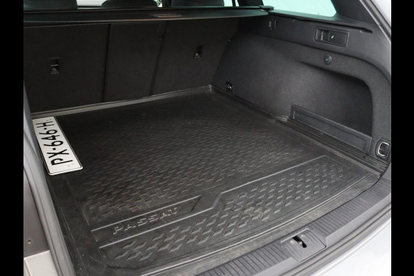 Volkswagen Passat 1.4 TSI R Line | 1e eigenaar | Trekhaak | Stoelverwarming | Carplay | Leder/Alcantara | Navigatie | Full LED | Adaptive cruise | Parkeerhulp | Climate control