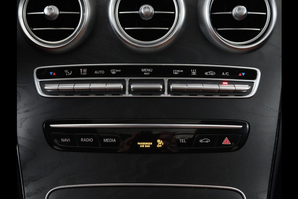 Mercedes-Benz C-Klasse 300e AMG | Panoramadak | Leder | Adaptive cruise | Stoelverwarming | Matrix LED | 360 camera | Carplay | Navigatie | Park Assist