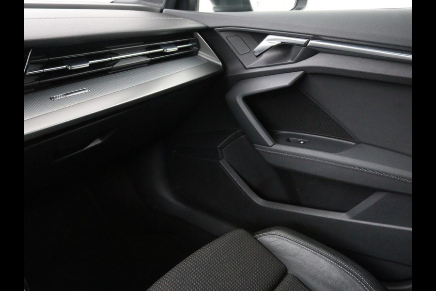 Audi A3 30 TFSI S edition | Carplay | Trekhaak | Sportstoelen | Navigatie | Virtual Cockpit | Half leder | Full LED | Climate control | Cruise control | Getint glas