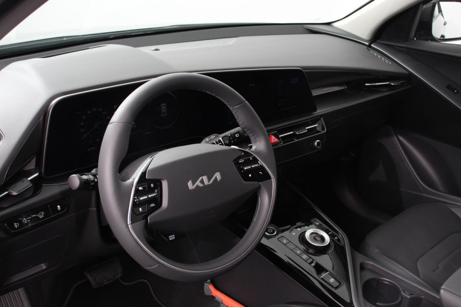 Kia Niro EV DynamicPlusLine 64.8 kWh Navigatie Half Leder Schuif-kantel dak Electrisch bedienbare achterklep  DAB Led Camera Extra Getint Glas Lichtmetalen Velgen