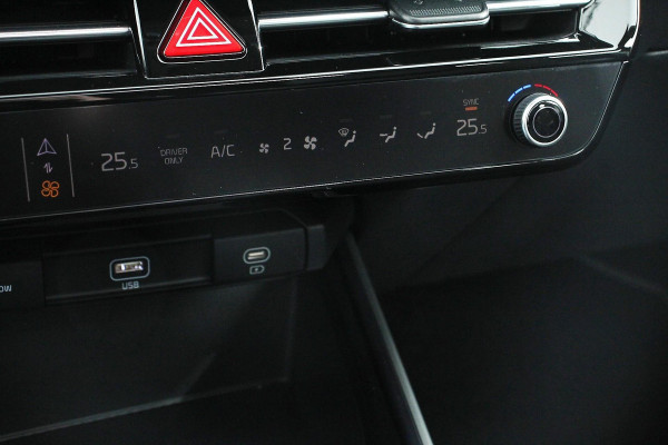 Kia Niro EV DynamicPlusLine 64.8 kWh Navigatie Half Leder Schuif-kantel dak Electrisch bedienbare achterklep  DAB Led Camera Extra Getint Glas Lichtmetalen Velgen