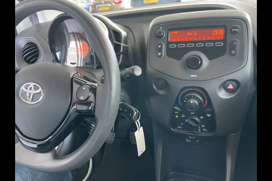 Toyota Aygo 1.0 VVT-i x-fun Airco - Bluetooth - Cruise control - MF stuurwiel - Licht metalen velgen - Centrale deurvergrendeling