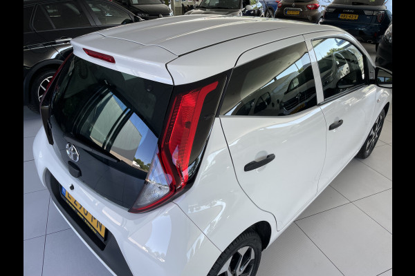 Toyota Aygo 1.0 VVT-i x-fun Airco - Bluetooth - Cruise control - MF stuurwiel - Licht metalen velgen - Centrale deurvergrendeling