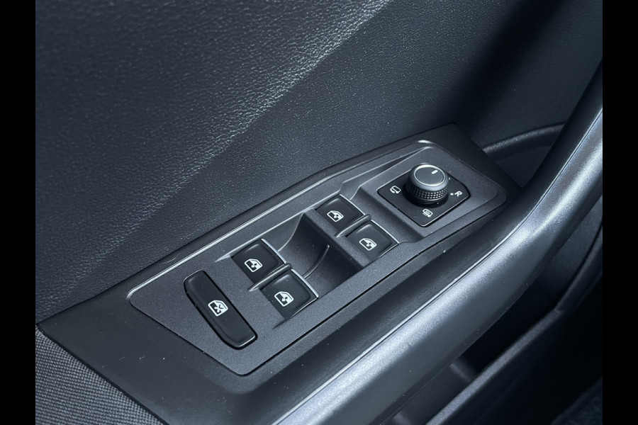 Volkswagen T-Roc 1.5 TSI Sport | LED | Trekhaak | Carplay | Navi | Camera | PDC