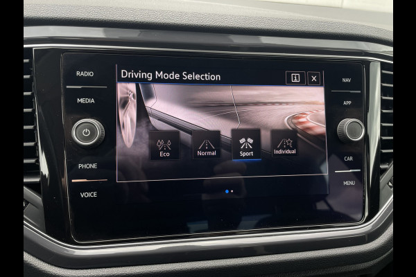 Volkswagen T-Roc 1.5 TSI Sport | LED | Trekhaak | Carplay | Camera | PDC
