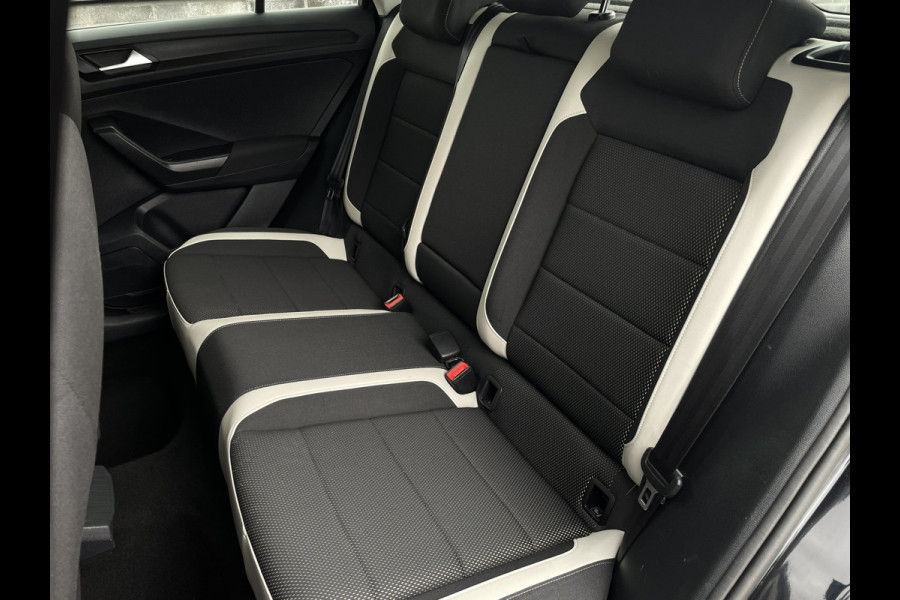 Volkswagen T-Roc 1.5 TSI Sport | LED | Trekhaak | Carplay | Camera | PDC