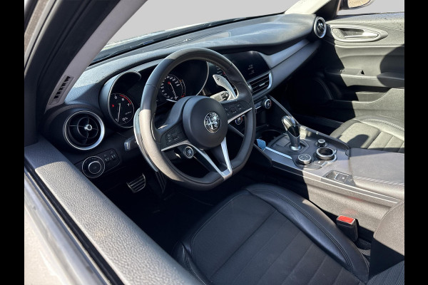 Alfa Romeo Giulia 2.0T Super | automaat | 200PK | bi-xenon | halfleder |