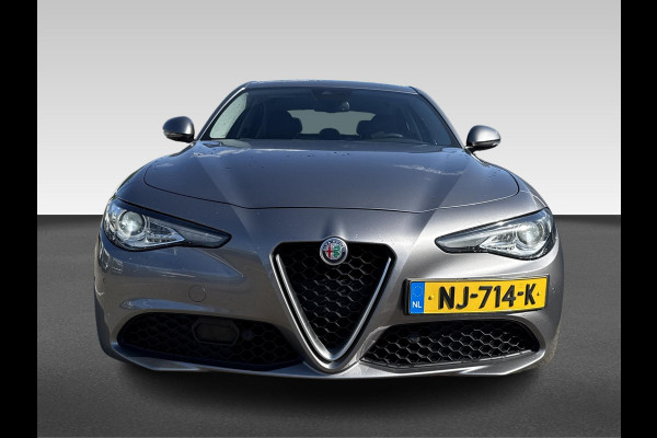 Alfa Romeo Giulia 2.0T Super | automaat | 200PK | bi-xenon | halfleder |