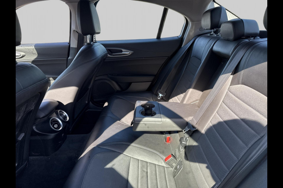 Alfa Romeo Giulia 2.0T Super | automaat | 200PK | bi-xenon | halfleder |