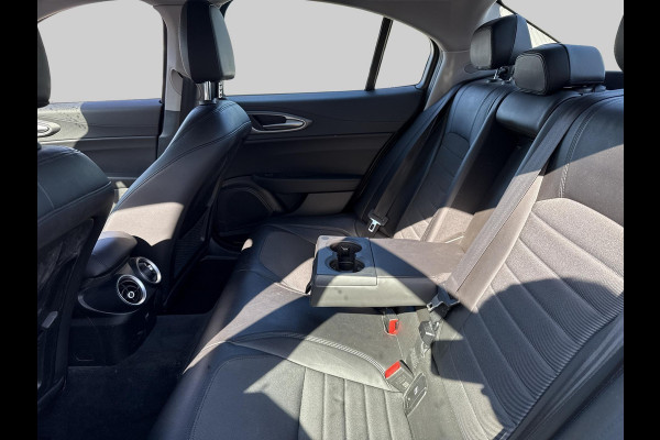 Alfa Romeo Giulia 2.0T Super | automaat | 200PK | bi-xenon | halfleder |