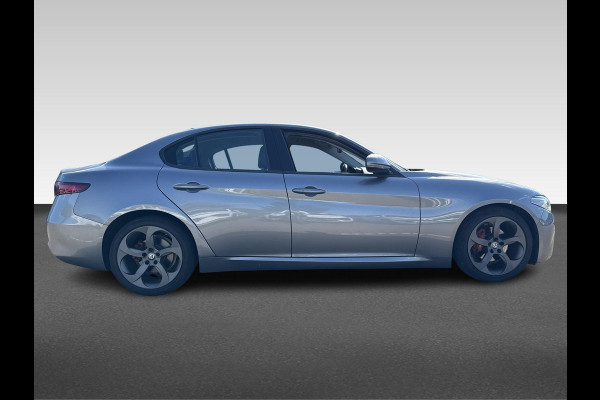 Alfa Romeo Giulia 2.0T Super | automaat | 200PK | bi-xenon | halfleder |
