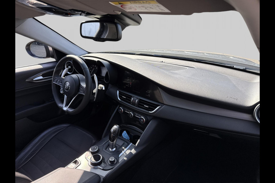 Alfa Romeo Giulia 2.0T Super | automaat | 200PK | bi-xenon | halfleder |