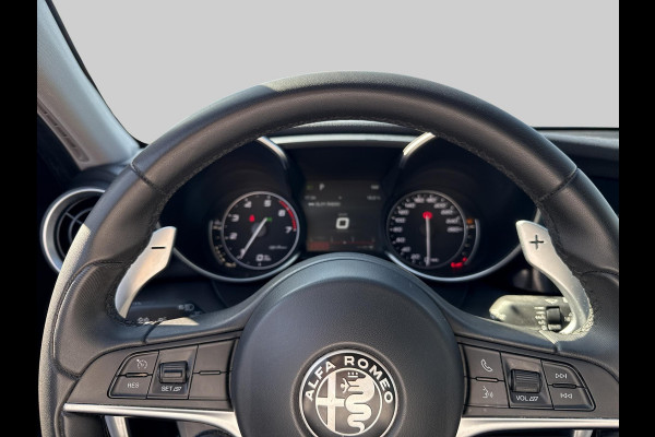 Alfa Romeo Giulia 2.0T Super | automaat | 200PK | bi-xenon | halfleder |
