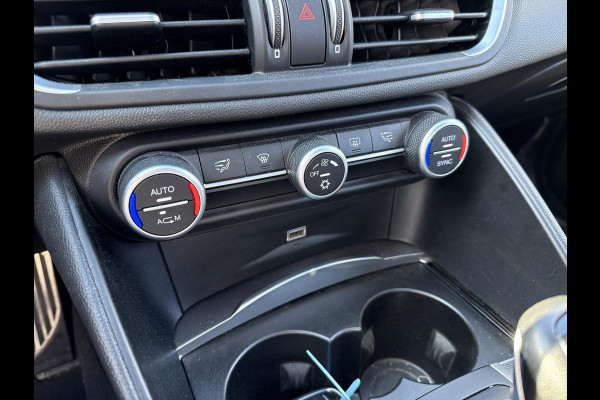 Alfa Romeo Giulia 2.0T Super | automaat | 200PK | bi-xenon | halfleder |