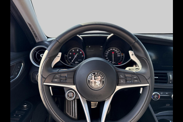 Alfa Romeo Giulia 2.0T Super | automaat | 200PK | bi-xenon | halfleder |